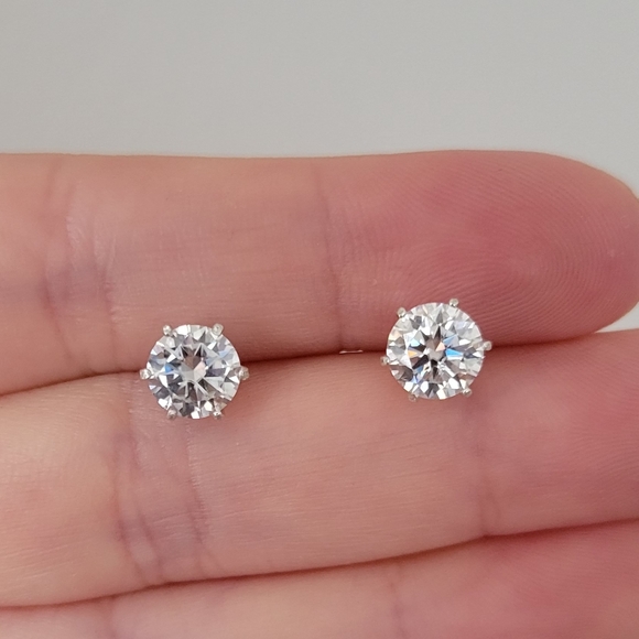 New 2ct Beautiful Moissanite Diamonds Stud Earrings - Picture 6 of 12